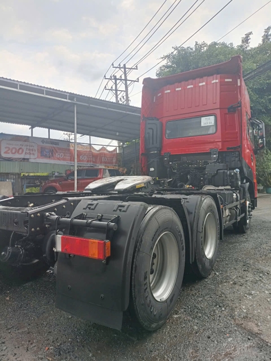Đầu kéo Dongfeng Hoàng Huy động cơ VOLVO siêu tiết kiệm nhiên liệu