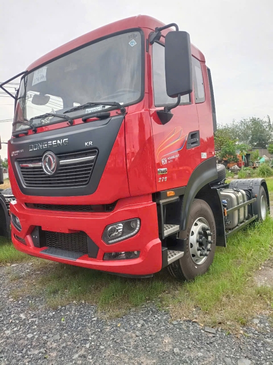Đầu kéo Dongfeng Hoàng Huy động cơ Cummins KR 270 SX 2024